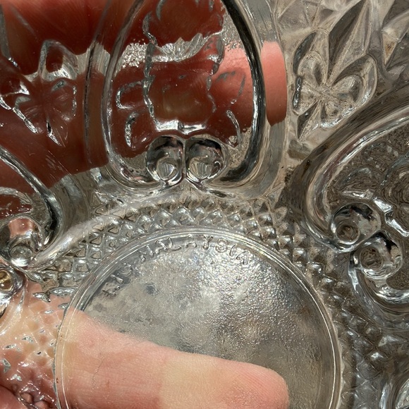 Kig Malaysia vintage glass hearth & fleur de Lis design candy or sugar bowl - Picture 6 of 7